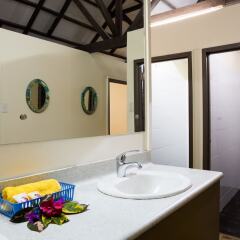 Отель Funky Fish Beach & Surf Resort ванная фото 2