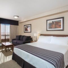 Отель Sandman Hotel Calgary Airport Канада, Калгари - отзывы, цены и фото номеров - забронировать отель Sandman Hotel Calgary Airport онлайн комната для гостей фото 3