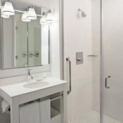 Отель Four Points by Sheraton Long Island City ванная