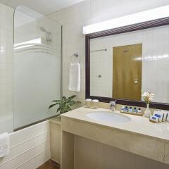 Beach Hotel by Bin Majid Hotels & Resorts ванная фото 2