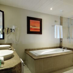 Отель Victoria Beachcomber Resort & Spa Маврикий, Балаклава - отзывы, цены и фото номеров - забронировать отель Victoria Beachcomber Resort & Spa онлайн ванная