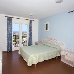 Отель Apartamentos Roc Oasis Park Испания, Кала-эн-Бланес - отзывы, цены и фото номеров - забронировать отель Apartamentos Roc Oasis Park онлайн комната для гостей фото 3