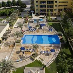 Отель Skai Residency (Ska1 Holiday Homes) бассейн