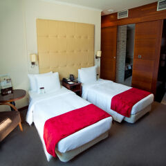 Гостиница DoubleTree by Hilton Novosibirsk в Новосибирске - забронировать гостиницу DoubleTree by Hilton Novosibirsk, цены и фото номеров Новосибирск комната для гостей фото 2