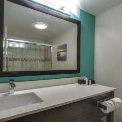 La Quinta Inn & Suites by Wyndham Batavia in Pembroke, United States of America from 129$, photos, reviews - zenhotels.com bathroom