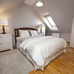 Апартаменты Spacious Treetop Apartment by easyBNB комната для гостей