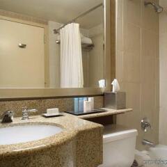 Отель DoubleTree by Hilton Silver Spring ванная фото 2