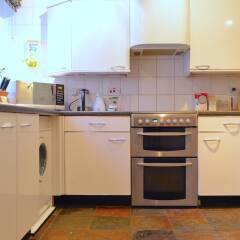 Отель Spacious 2 Bedroom House With Garden in Islington в номере