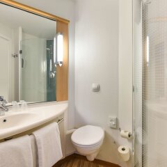 Отель Ibis Kortrijk Centrum Бельгия, Кортрейк - 1 отзыв об отеле, цены и фото номеров - забронировать отель Ibis Kortrijk Centrum онлайн ванная фото 2
