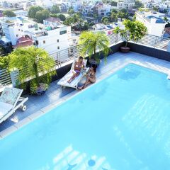 The Summer Hotel с домашними животными