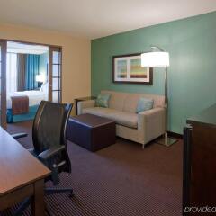 Отель Holiday Inn & Suites Pointe-Claire Montreal Airport Канада, Монреаль - отзывы, цены и фото номеров - забронировать отель Holiday Inn & Suites Pointe-Claire Montreal Airport онлайн комната для гостей