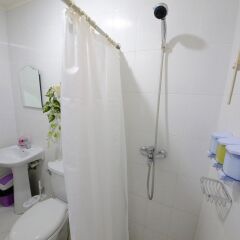 Отель Dee Guesthouse - White Sands Филиппины, Лапу-Лапу - отзывы, цены и фото номеров - забронировать отель Dee Guesthouse - White Sands онлайн ванная фото 2