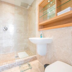 Отель 2 Bedroom Loft Apartment With City View Великобритания, Манчестер - отзывы, цены и фото номеров - забронировать отель 2 Bedroom Loft Apartment With City View онлайн ванная