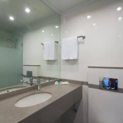 Ramada Hotel & Convention Center Израиль, Иерусалим - отзывы, цены и фото номеров - забронировать отель Ramada Hotel & Convention Center онлайн ванная фото 2