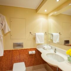 Отель TUI Family Life Kerkyra Golf Греция, Корфу - отзывы, цены и фото номеров - забронировать отель TUI Family Life Kerkyra Golf онлайн ванная