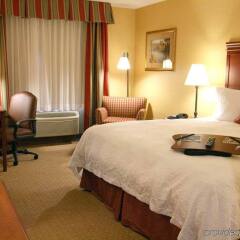 Отель Hampton Inn & Suites Los Angeles Burbank Airport Лос-Анджелес комната для гостей фото 3