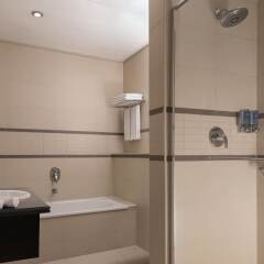 Отель Four Points by Sheraton Lagos Нигерия, Лагос - отзывы, цены и фото номеров - забронировать отель Four Points by Sheraton Lagos онлайн ванная
