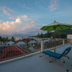 At Kamala Hotel бассейн