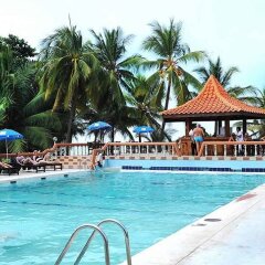 Dons Beach Hotel бассейн