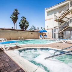 Отель Comfort Inn Near Pasadena Civic Auditorium США, Пасадена - отзывы, цены и фото номеров - забронировать отель Comfort Inn Near Pasadena Civic Auditorium онлайн бассейн фото 3