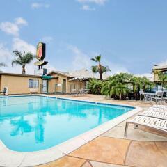 Отель Super 8 by Wyndham Los Angeles США, Лос-Анджелес - отзывы, цены и фото номеров - забронировать отель Super 8 by Wyndham Los Angeles онлайн бассейн фото 2
