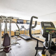 Отель Quality Inn & Suites Denver Stapleton фитнесс-зал