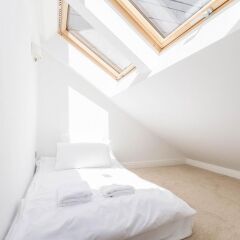 Отель Leicester Square Just Renovated 2BD Mezzanine Flat Великобритания, Лондон - отзывы, цены и фото номеров - забронировать отель Leicester Square Just Renovated 2BD Mezzanine Flat онлайн комната для гостей