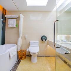 Отель Louis Hotel Zhongshan Китай, Чжуншань - отзывы, цены и фото номеров - забронировать отель Louis Hotel Zhongshan онлайн ванная
