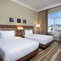 Отель Hilton Garden Inn Dubai Al Muraqabat комната для гостей фото 2