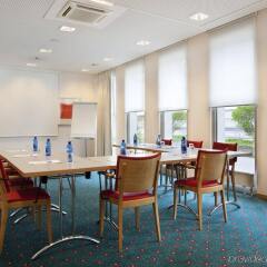 Отель Holiday Inn Express Geneva Airport