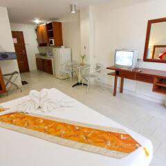Отель Bella Villa Serviced Apartments Таиланд, Паттайя - 13 отзывов об отеле, цены и фото номеров - забронировать отель Bella Villa Serviced Apartments онлайн комната для гостей фото 2