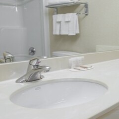 Отель Howard Johnson by Wyndham Toronto Downtown West Канада, Торонто - отзывы, цены и фото номеров - забронировать отель Howard Johnson by Wyndham Toronto Downtown West онлайн ванная фото 2