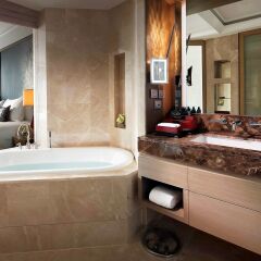 Отель Sofitel Sukhumvit Бангкок ванная