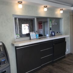 Отель Crystal Inn Suites & Spas банкомат