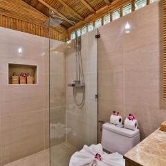 Отель Phi Phi The Beach Resort Таиланд, пляж Лонг Бич - отзывы, цены и фото номеров - забронировать отель Phi Phi The Beach Resort онлайн ванная фото 2