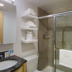 Отель Hampton Inn Manhattan/Times Square South США, Нью-Йорк - отзывы, цены и фото номеров - забронировать отель Hampton Inn Manhattan/Times Square South онлайн ванная