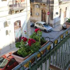 Апартаменты Apartment With 2 Bedrooms in Siracusa, With Wonderful City View, Furnished Balcony and Wifi - 300 m From the Beach Сиракуза балкон