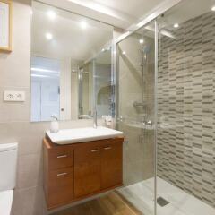 Апартаменты Luxurious and Spacious Brand-new Apartment in Old Town ванная