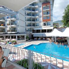 Grand Okan Hotel бассейн