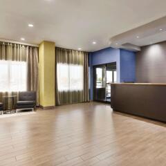 Отель Travelodge by Wyndham Toronto East