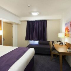 Отель Premier Inn Warrington - A49, M62 J9 комната для гостей