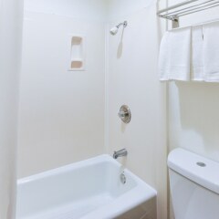 Отель Hollywood Inn Express South США, Лос-Анджелес - отзывы, цены и фото номеров - забронировать отель Hollywood Inn Express South онлайн ванная