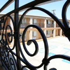 Отель Rodeway Inn & Suites Pacific Coast Highway США, Лос-Анджелес - отзывы, цены и фото номеров - забронировать отель Rodeway Inn & Suites Pacific Coast Highway онлайн балкон