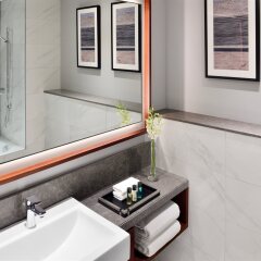 Отель Mövenpick Hotel Bur Dubai ОАЭ, Дубай - отзывы, цены и фото номеров - забронировать отель Mövenpick Hotel Bur Dubai онлайн ванная