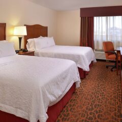 Отель Hampton Inn Frederick комната для гостей фото 5