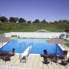 Отель Manoir dYouville бассейн