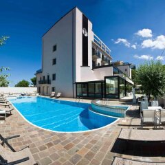 Отель Ferretti Beach Resort Римини бассейн
