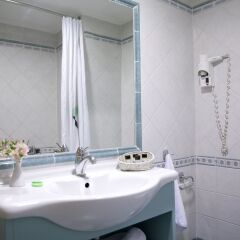 Отель Ramada Attica Riviera ванная