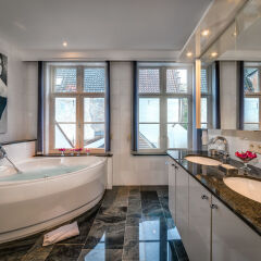 Отель Canalside House - Luxury Guesthouse ванная