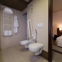 CDH Hotel Parma & Congressi Парма ванная фото 2
